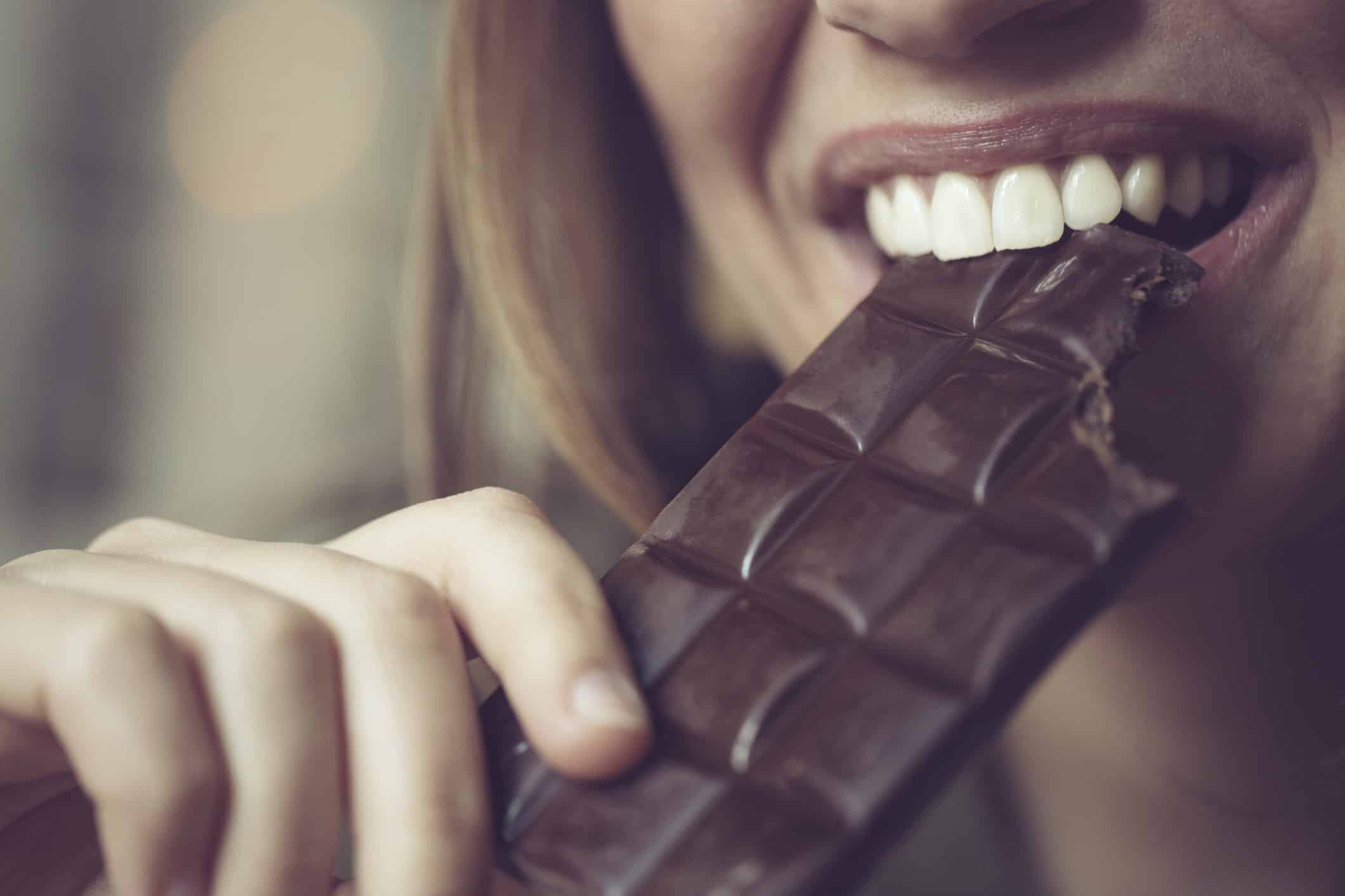 Есть шоколад на ночь. Девушка ест шоколад. Фотосессия с шоколадом. Девушка в шоколаде. Наслаждение шоколадом.